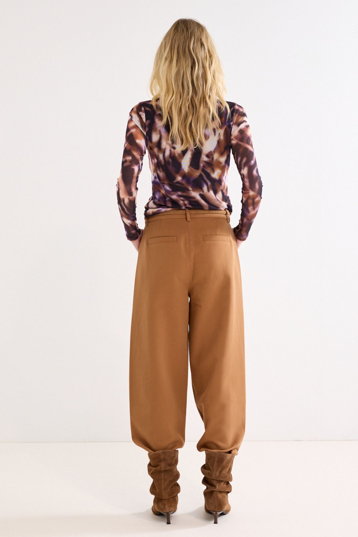 Gekleurde tailored barrel fit broek van Tramontana in cinnamon melange, op een model gedragen, close-up van de stof en pasvorm