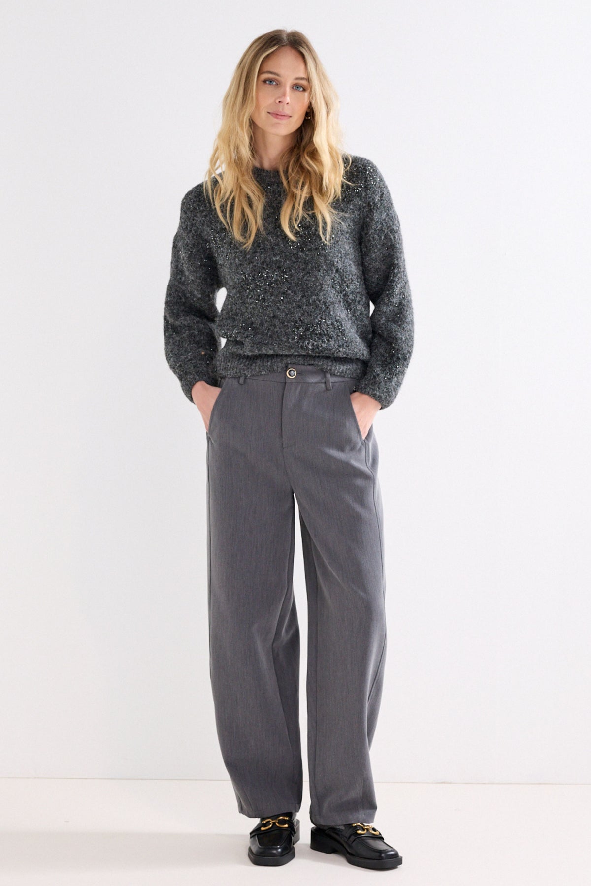 Tailored barrel fit broek van Tramontana in graphite melange, stijlvolle en comfortabele pasvorm, geschikt voor casual en zakelijke gelegenheden.