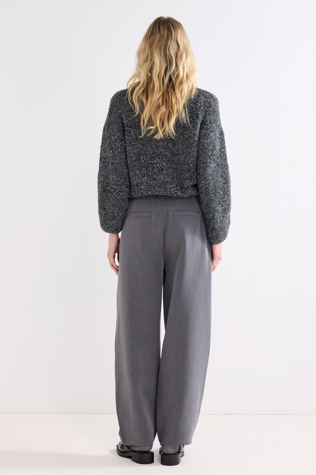 Geribde Tailored Barrel Fit broek van Tramontana in graphite melange, modern en stijlvolle pasvorm.
