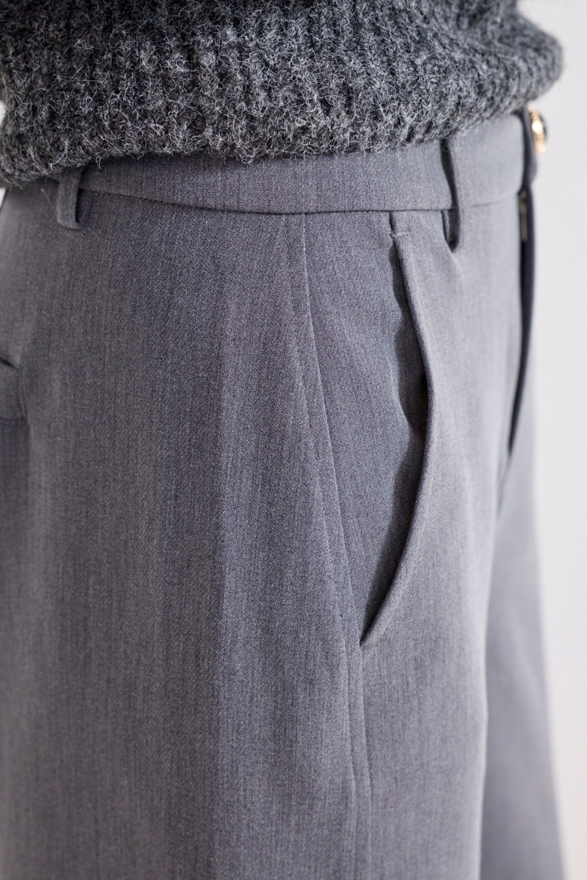 Trapportage tapered broek van Tramontana in grafiet melange, met een stijlvolle barrel fit en modern ontwerp.