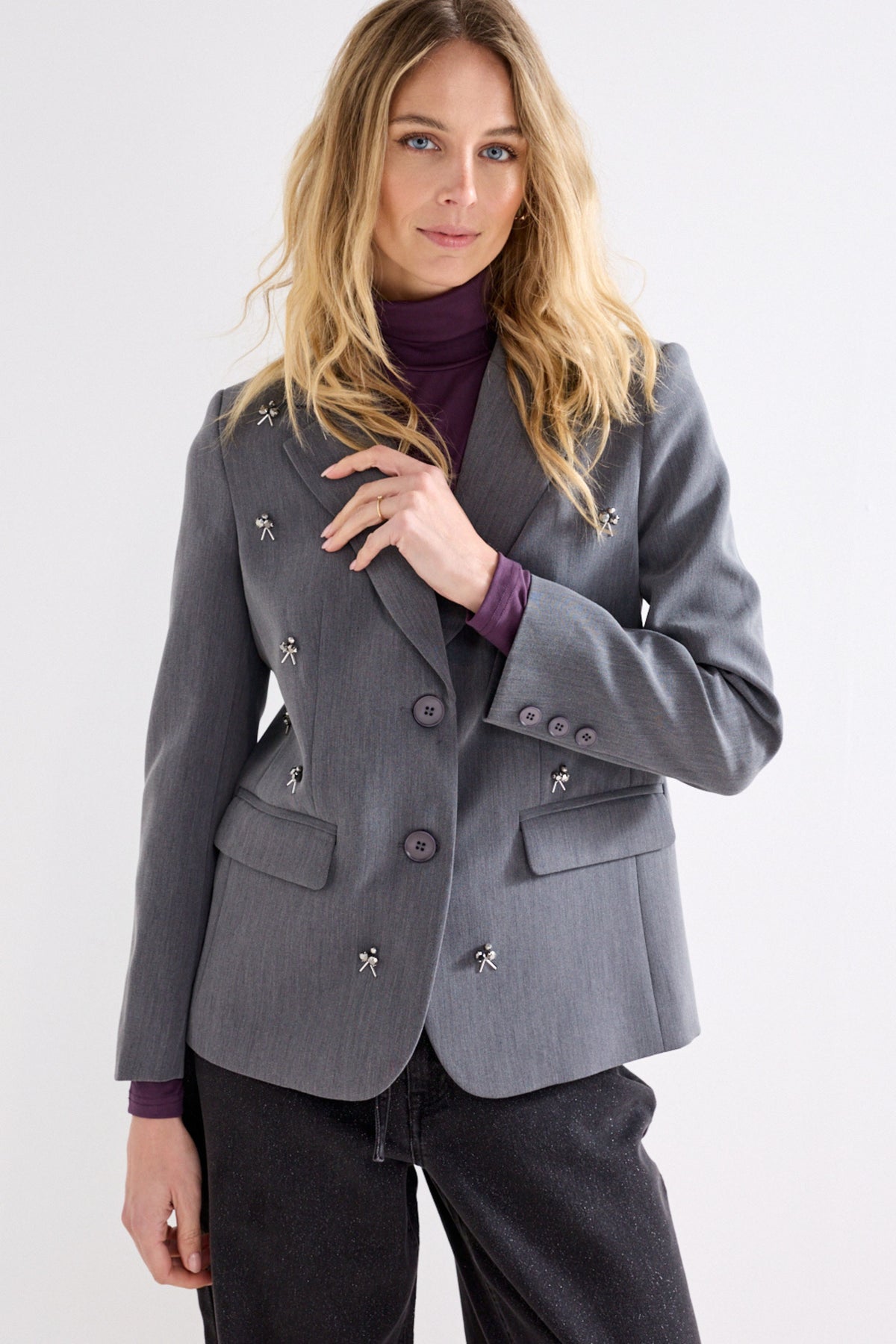 Donkergrijze blazer met versieringen van Tramontana, grafiet melange, stijlvolle kantoor- of avondlook, close-up van het ontwerp