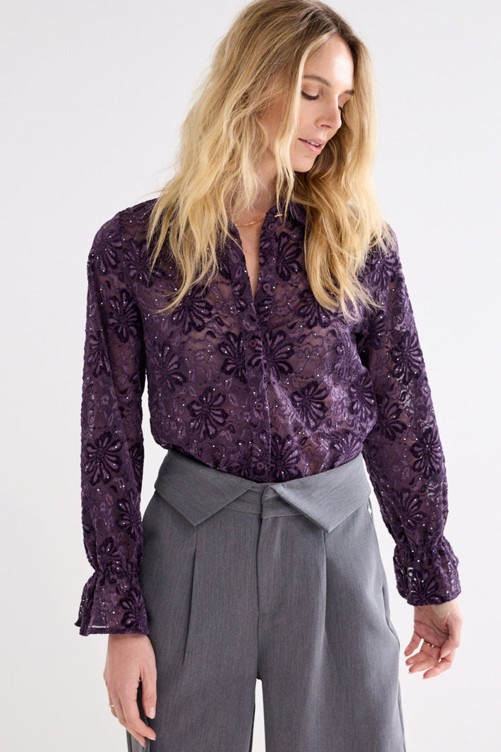 Donkere aubergine velvet blouse met kanten details van Tramontana, elegante damesblouse met luxe uitstraling.