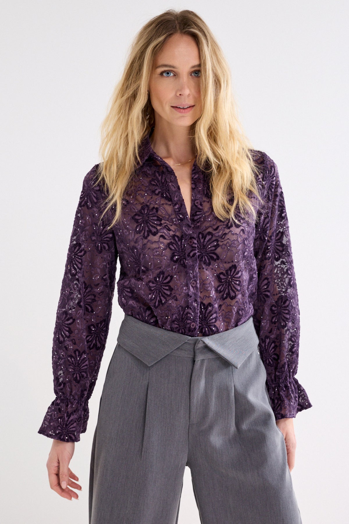 Donkere aubergine zwarte velvet blouse met kanten details van Tramontana, elegante damesmode, close-up van de blouse.