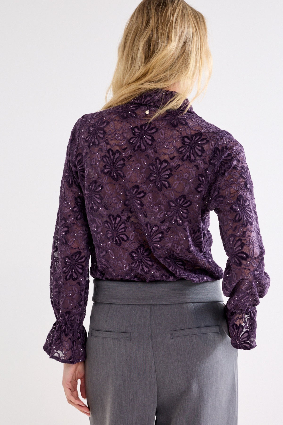 Zwarte aubergine velvet blouse met kanten details van Tramontana, elegante damesmode, close-up van de blouse met vetersluiting.