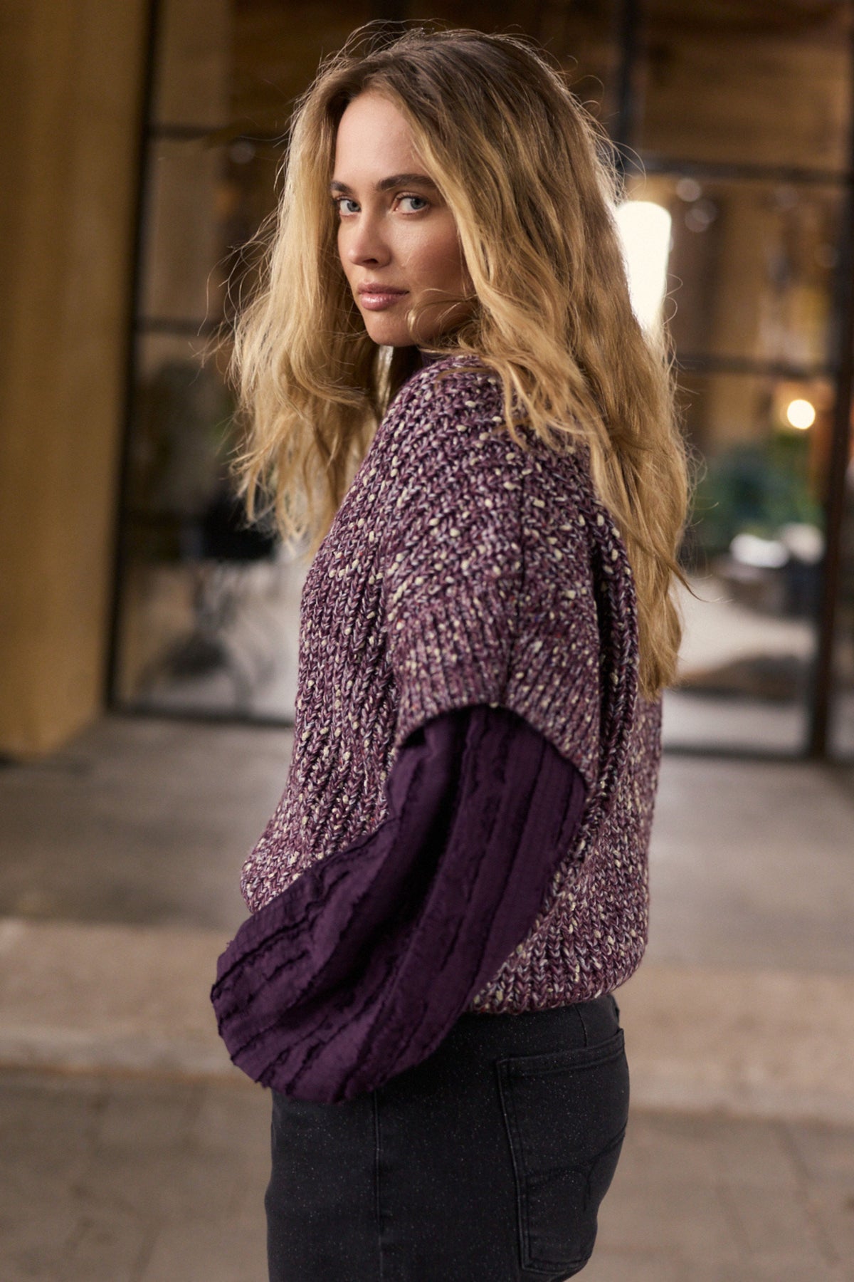 Tramontana aubergine en zwarte getextureerde gestreepte blouse met lange mouwen en ronde hals, netjes en modieus gedragen