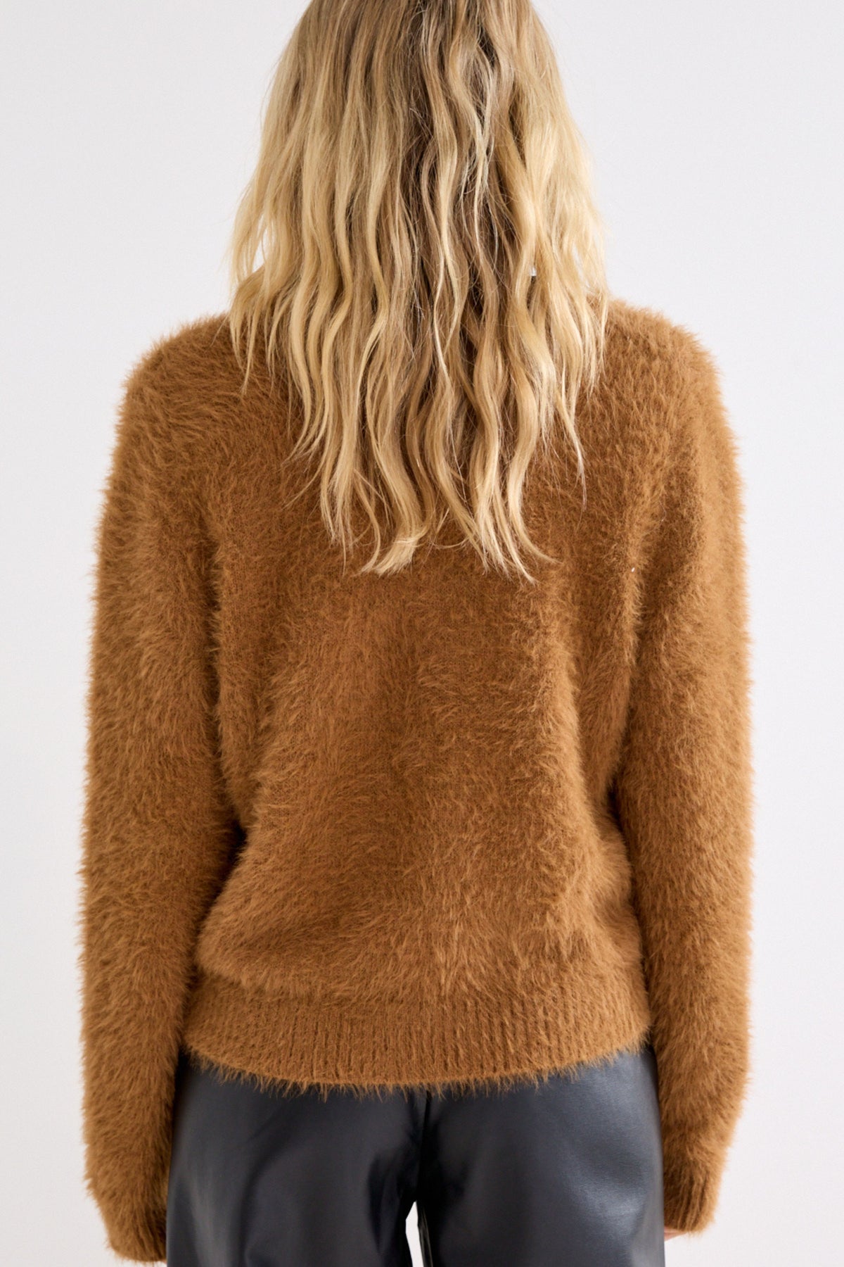 Lichte bruin-oranje Tramontana trui van Feather Yarn in Cinnamon Melange met gebreide textuur en lange mouwen.