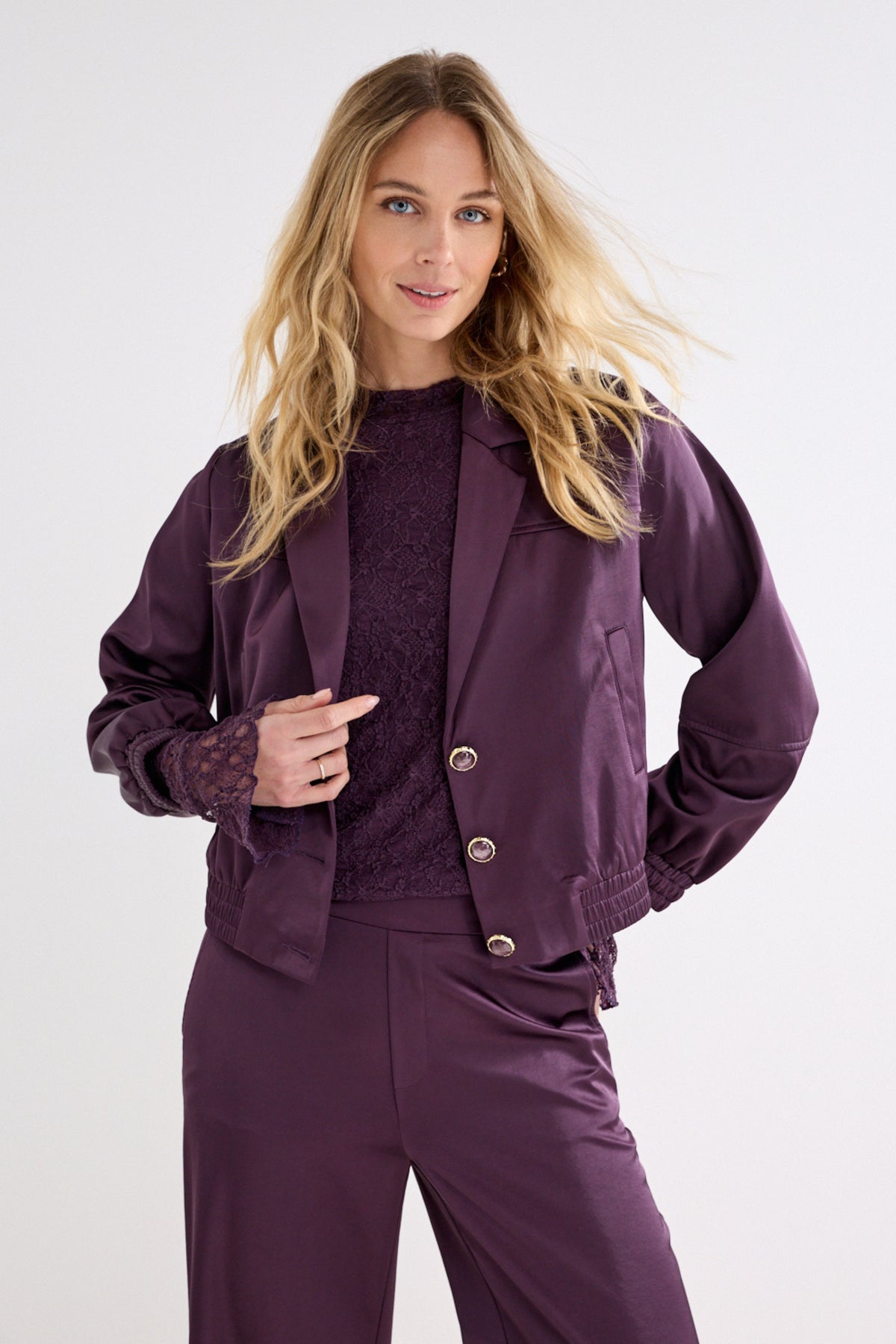 Lichte aubergine en zwarte Bonded Satin jas van Tramontana, met een glanzende afwerking en moderne pasvorm.