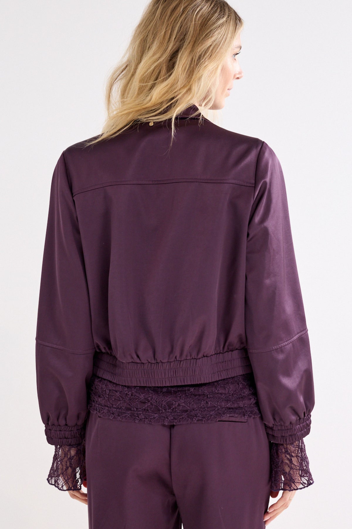 Lichte aubergine en zwarte Bonded Satin jas van Tramontana, getoond in een modieuze close-up.