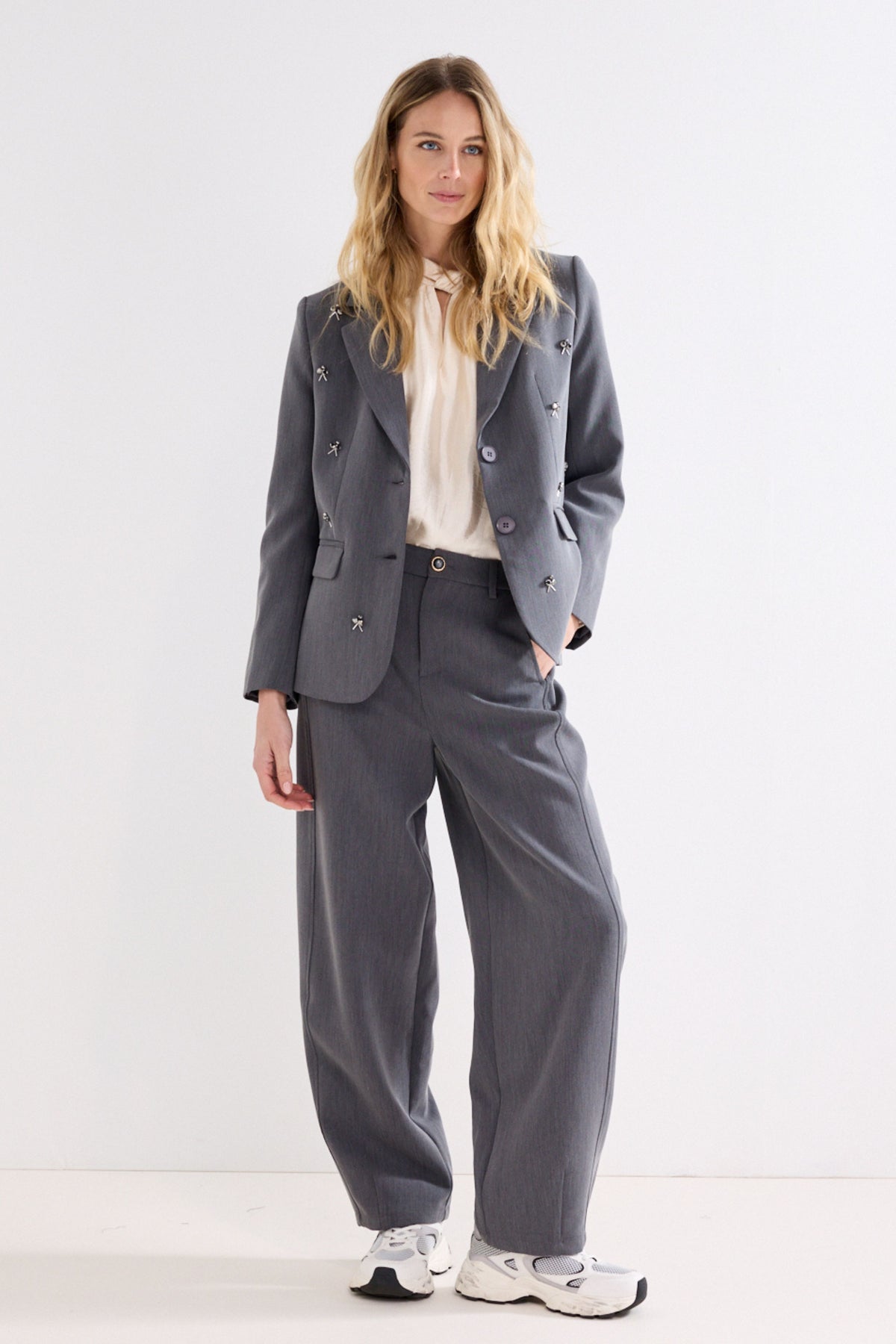 Tailored barrel fit broek van Tramontana in graphite melange, stijlvolle herenkleding met moderne pasvorm.