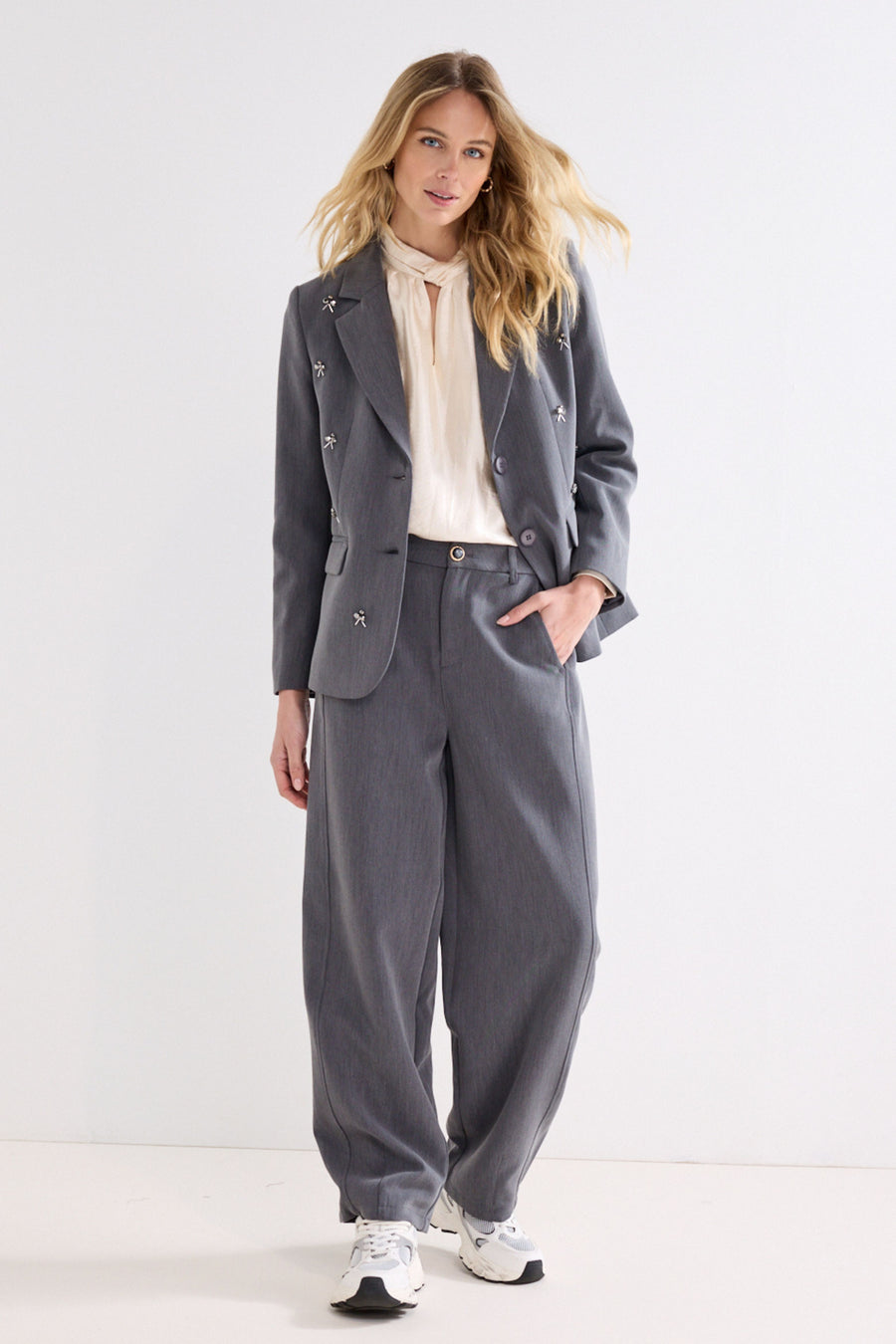 Lichte grafietkleurige Tailored Barrel Fit broek van Tramontana, getoond op een model, met een moderne, stijlvolle pasvorm.