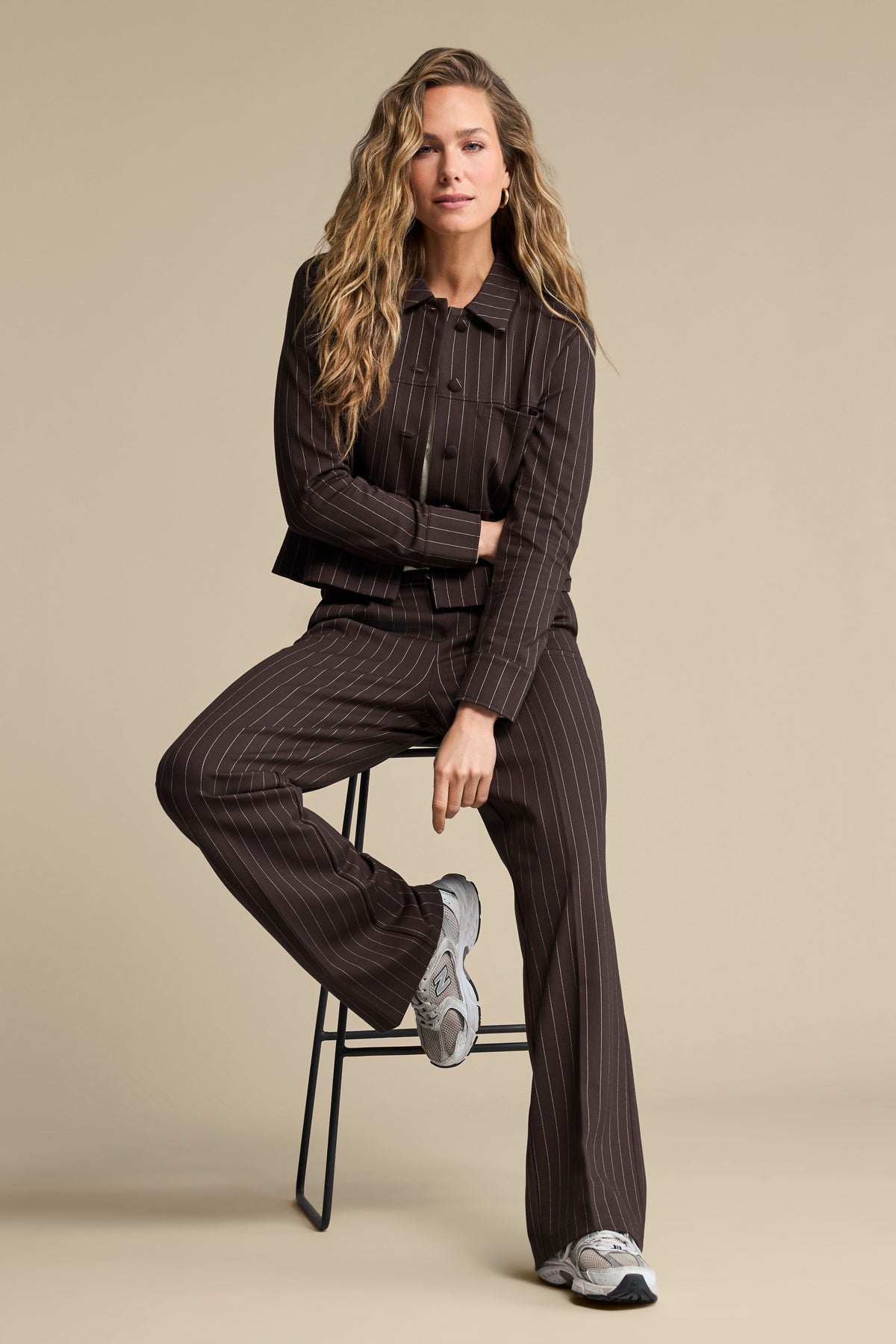 Donkere pinstripe broek van Red Button, model Cleo Punta in espresso, getoond op een model.