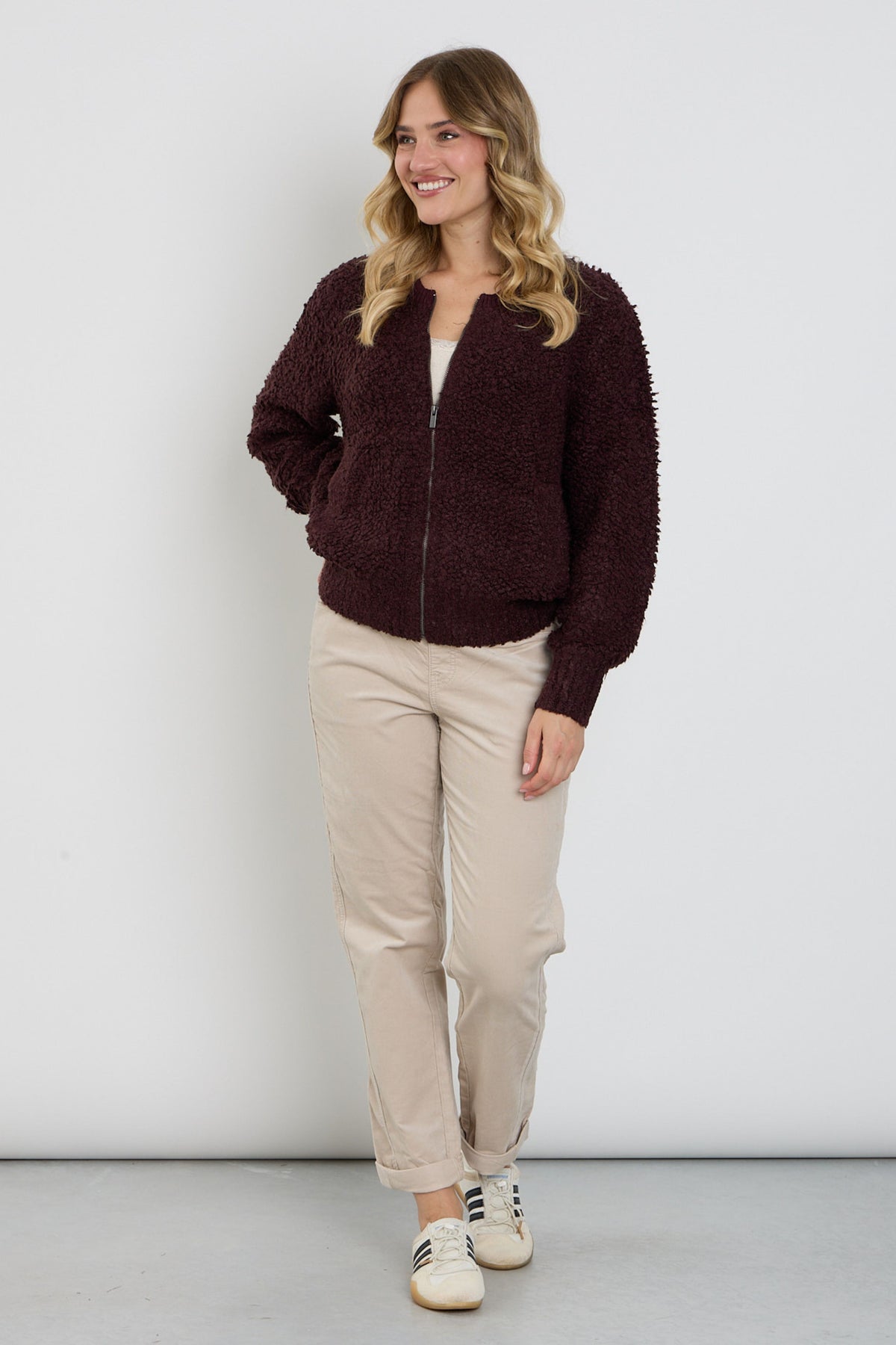 Lichte stonekleurige Kay Cord Jogbroek van Red Button, casual stijl, met elastische taille en rechte pijpen.
