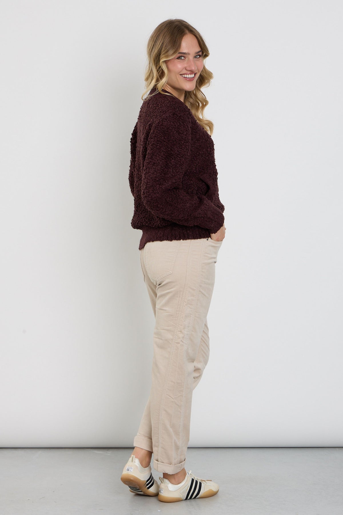 Lichte grijze Kay Cord Jogbroek van Red Button, casual stijl, met elastische taille en comfortabele pasvorm.