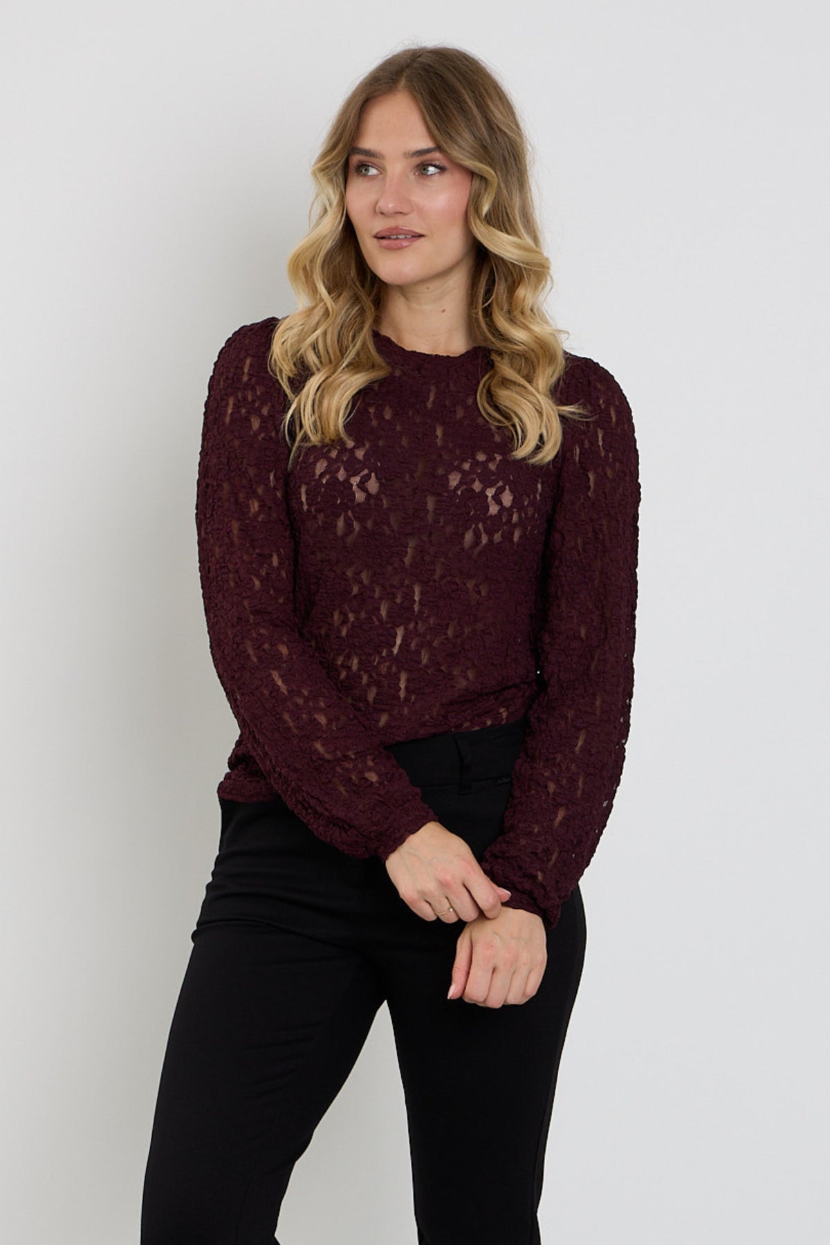 Luxe burgundy kanten top van Red Button, elegant en stijlvol, zichtbaar met fijne details en een flatterende pasvorm.
