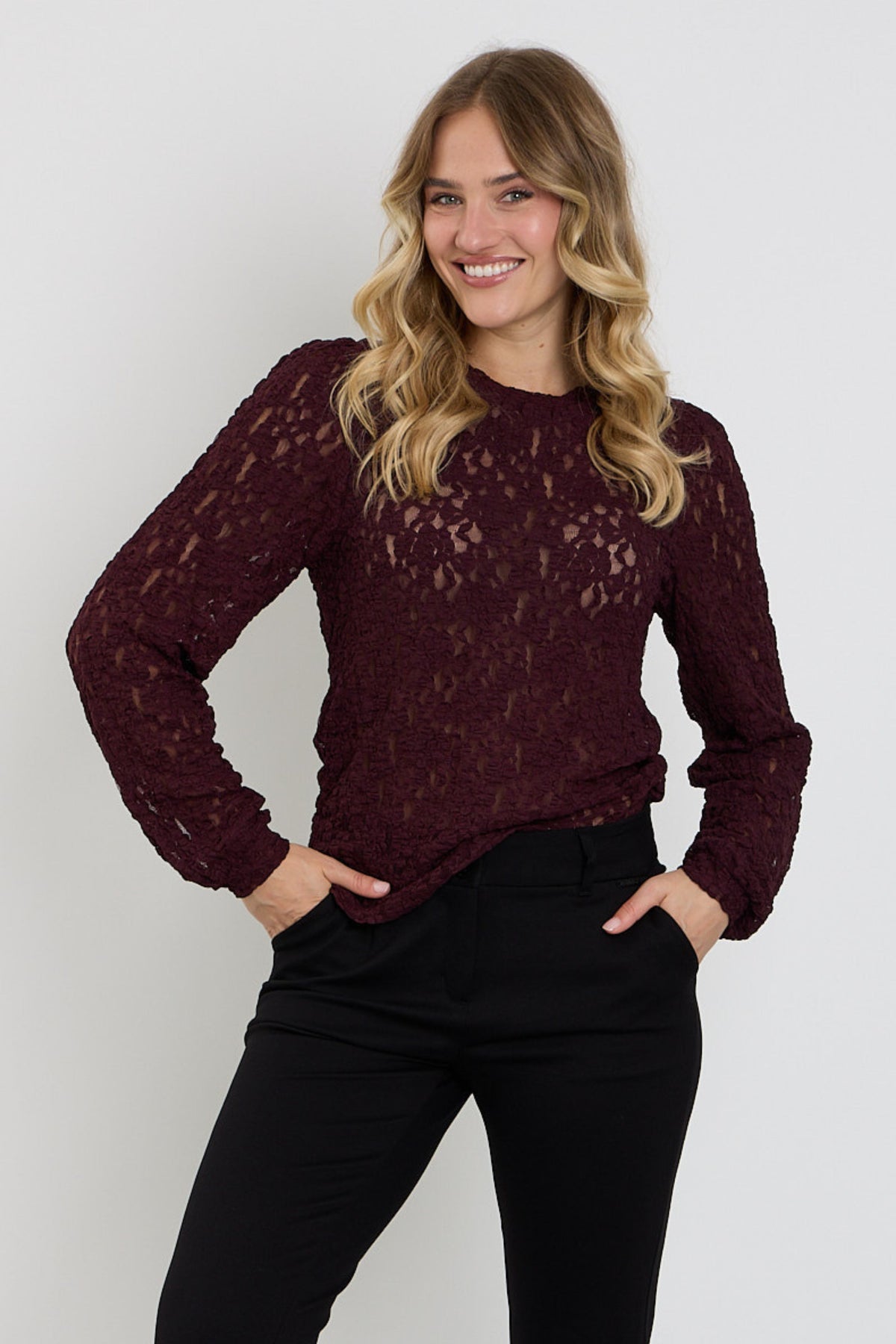 Luxe bordeaux kanten top van Red Button met elegante details en fijne textuur, mooi op een model gedragen.