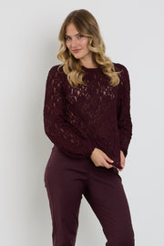 Luxe burgundy kanten top van Red Button, model SRB5068, met delicate details en elegante uitstraling.
