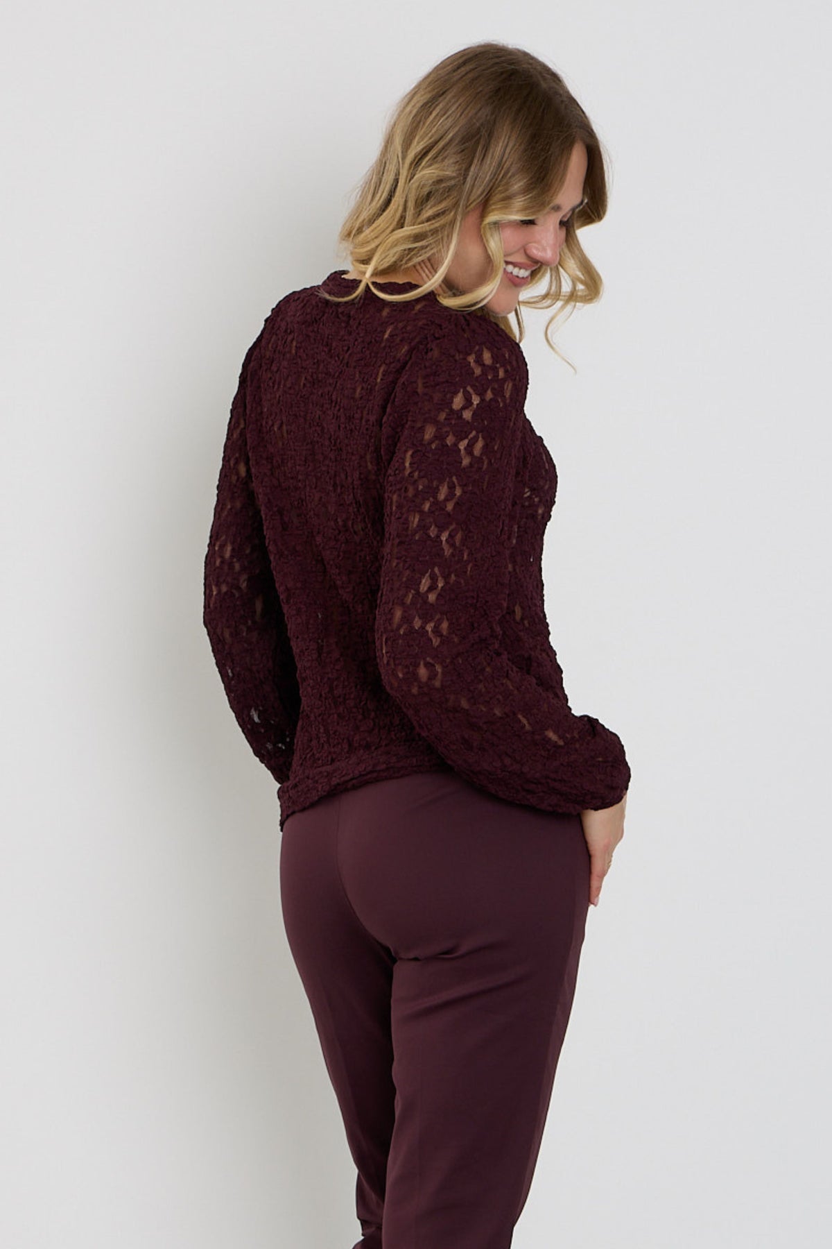 Lichte bordeauxrode lace top van Red Button met fijne details en elegante pasvorm, gedragen door een model.