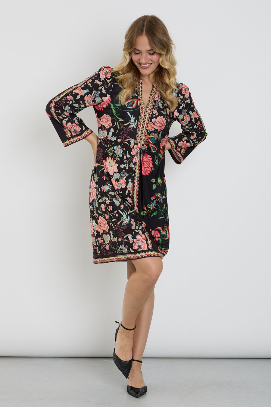 K-design bloemenprint jurk met elegante pasvorm en lange mouwen, geschikt voor casual en feestelijke gelegenheden.