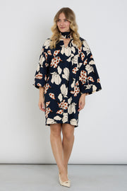K-design jurk met bloemenprint en bijpassend sjaaltje, modieuze en kleurrijke accessoire voor dames.
