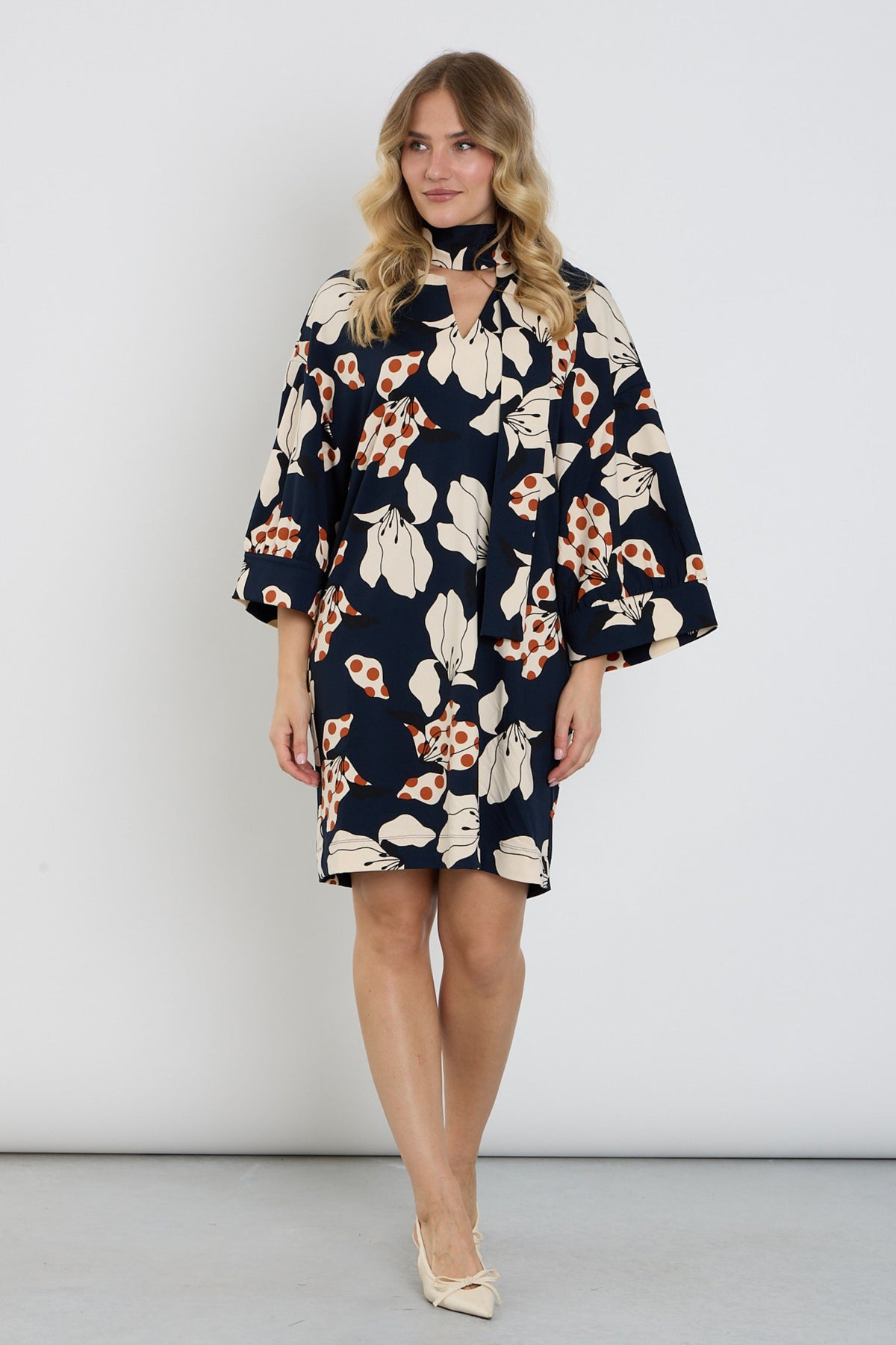 K-design jurk met bloemenprint en bijpassend sjaaltje, modieuze en kleurrijke accessoire voor dames.