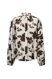 Donkere blouse van Freequent met moonbeam-motief en knoopsluiting, gedragen door een model.