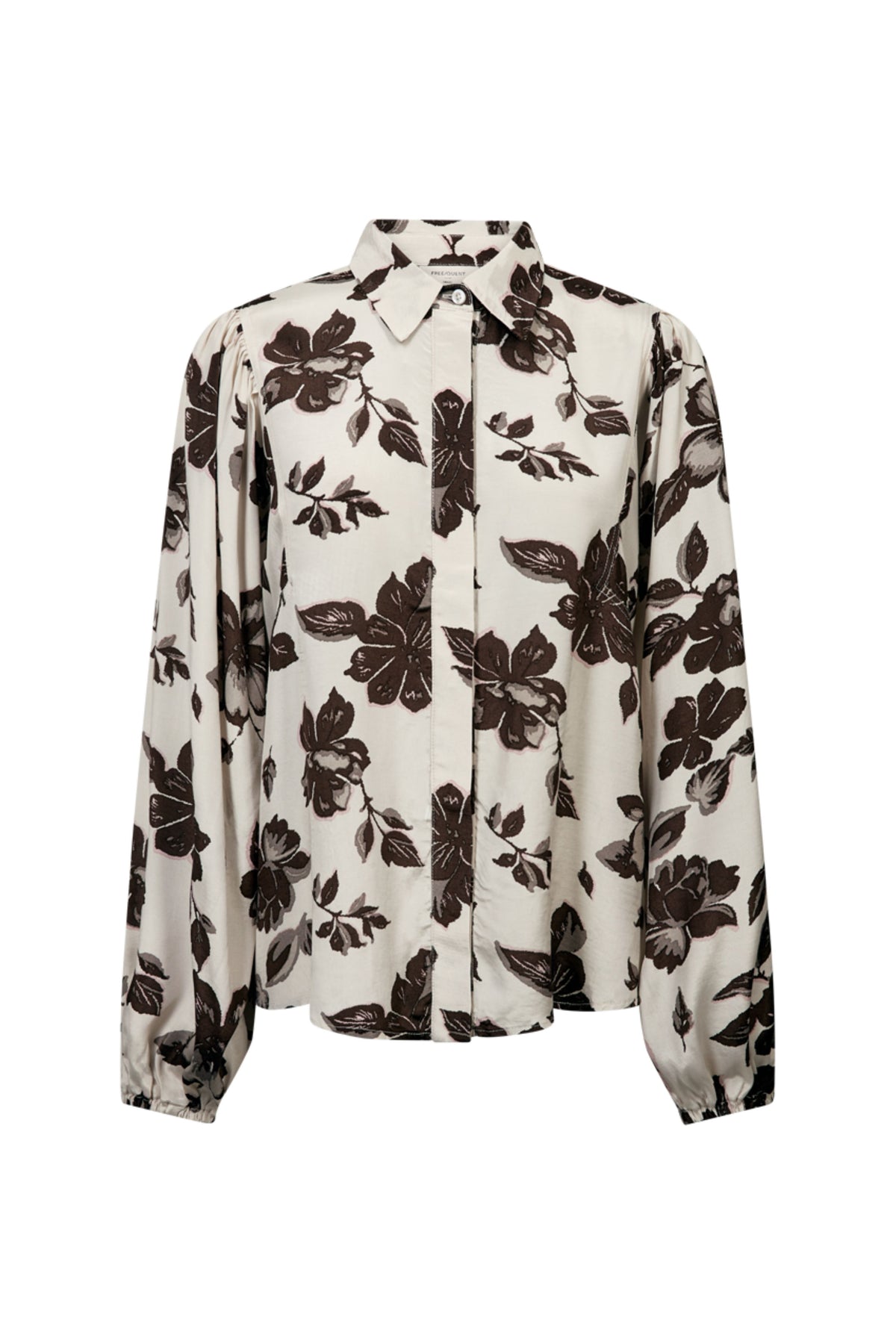 Donkere blouse van Freequent met moonbeam-motief en knoopsluiting, gedragen door een model.