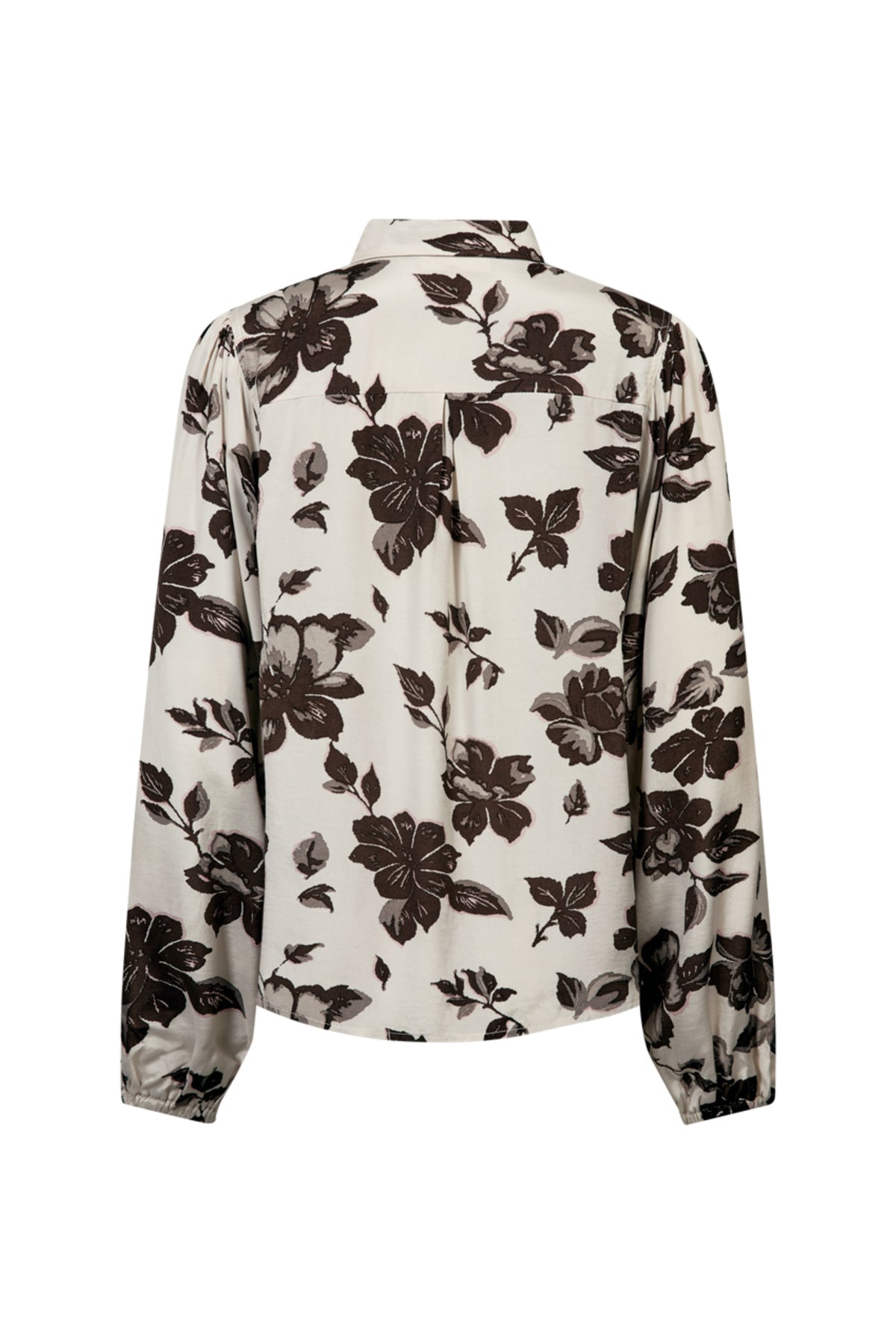 Lichte blauwe blouse van Freequent Fqmony Moonbeam Mole 212224 met lange mouwen en elegante snit, gedragen door een model.