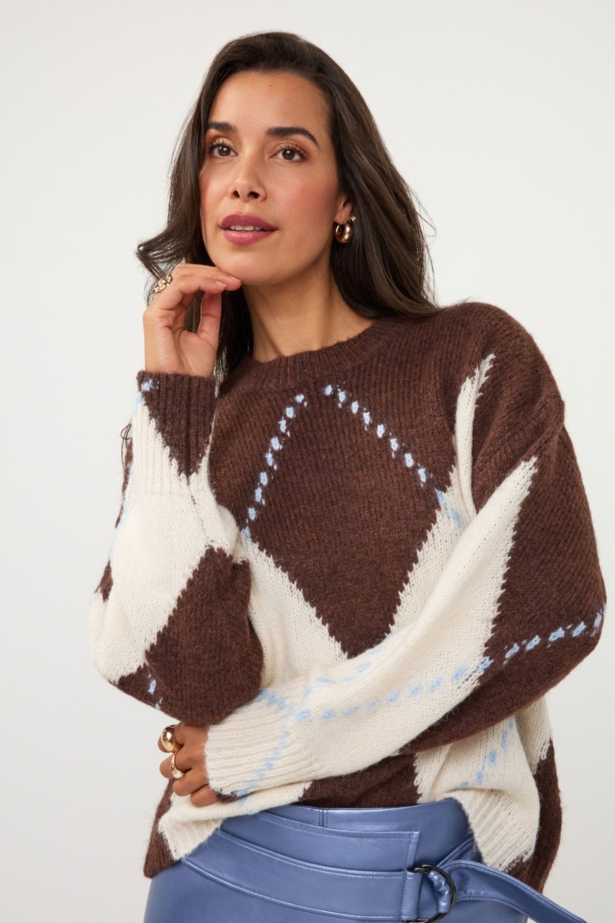 Lichtbruine EsQualo sweater met grote argyle patroon, comfortabel en stijlvol, zichtbaar op de afbeelding.