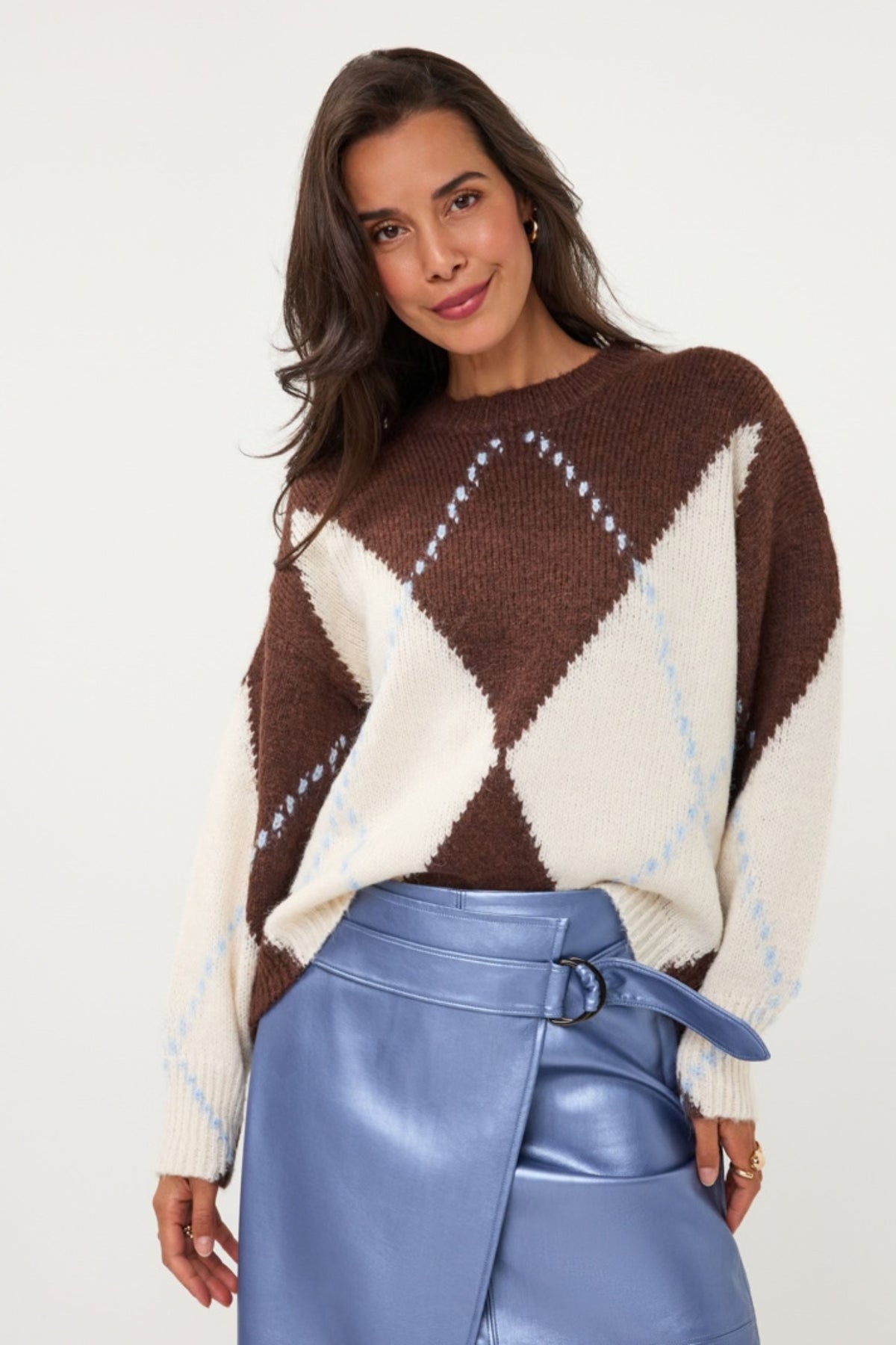 EsQualo Big Argyle sweater in coffeekleur met gedetailleerd patroon, gedragen door model, close-up van de textuur en pasvorm.