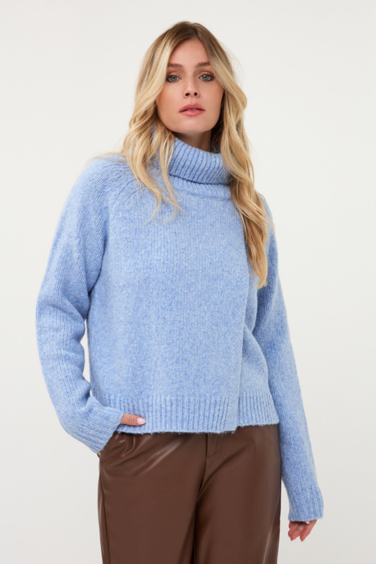 Lichte blauwe open trui van EsQualo, model Big Sky, gedragen door een model, met een losse pasvorm en zachte stof.