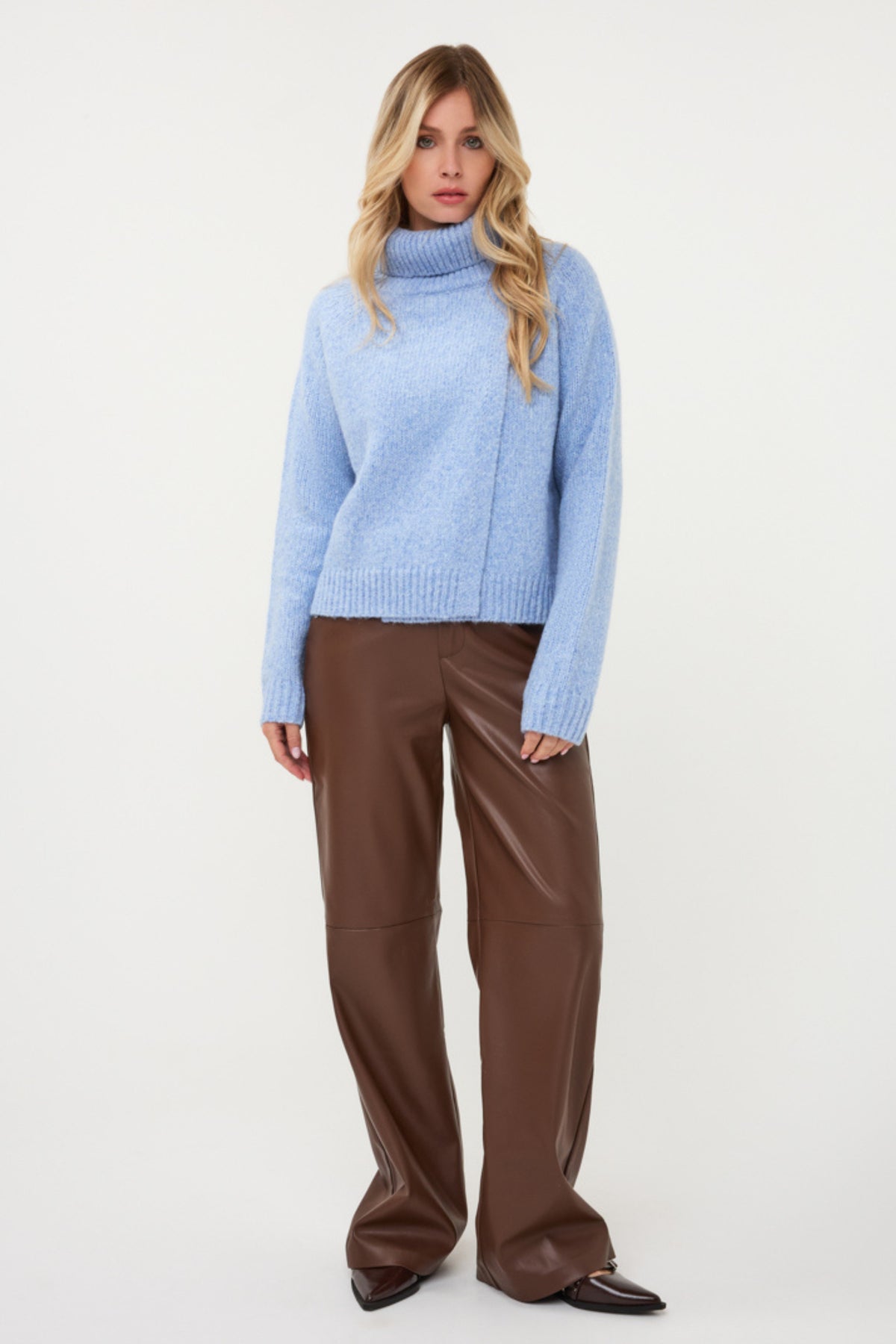 Blauwe open trui van EsQualo in big sky kleur, gedragen door een model, met een losse pasvorm en zachte stof.