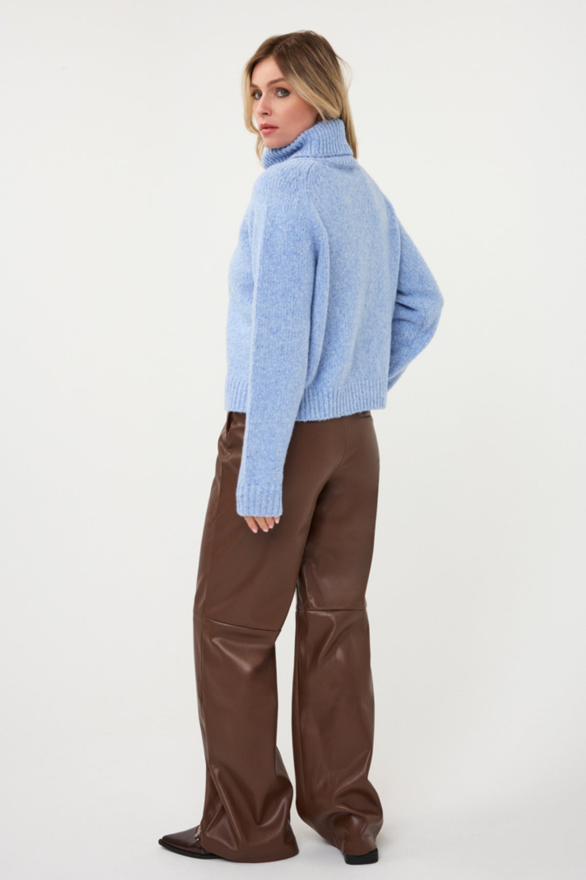 Blauwe open trui van EsQualo met grote sky print, gedragen door model, casual stijl, voor dames.