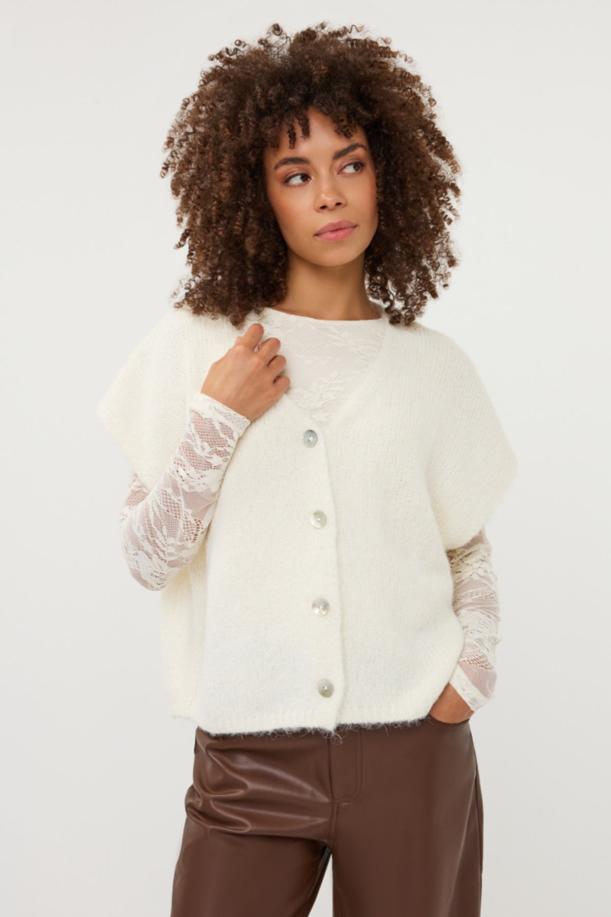 Vanillekleurige gebreide vest van EsQualo, model Monique, met zachte textuur en comfortabele pasvorm.