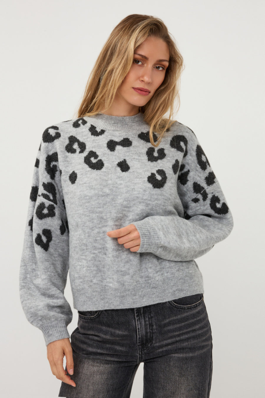 Lichte grijze melange leopard trui van EsQualo, wijdvallend en comfortabel, gedragen door een model.