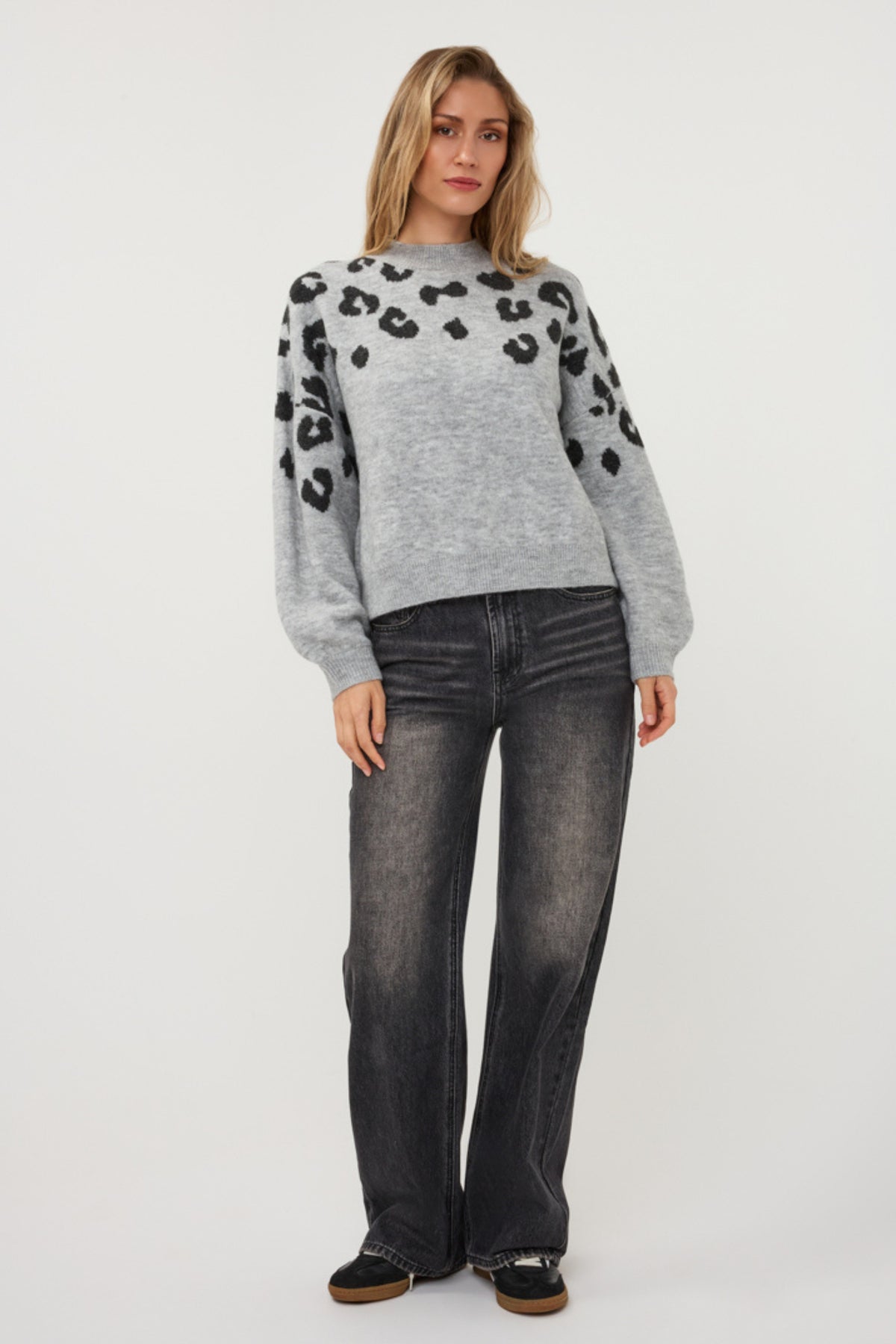 Lichtgrijze melange leopard trui van EsQualo met ronde hals en lange mouwen, comfortabel en stijlvol voor casual draagmomenten.