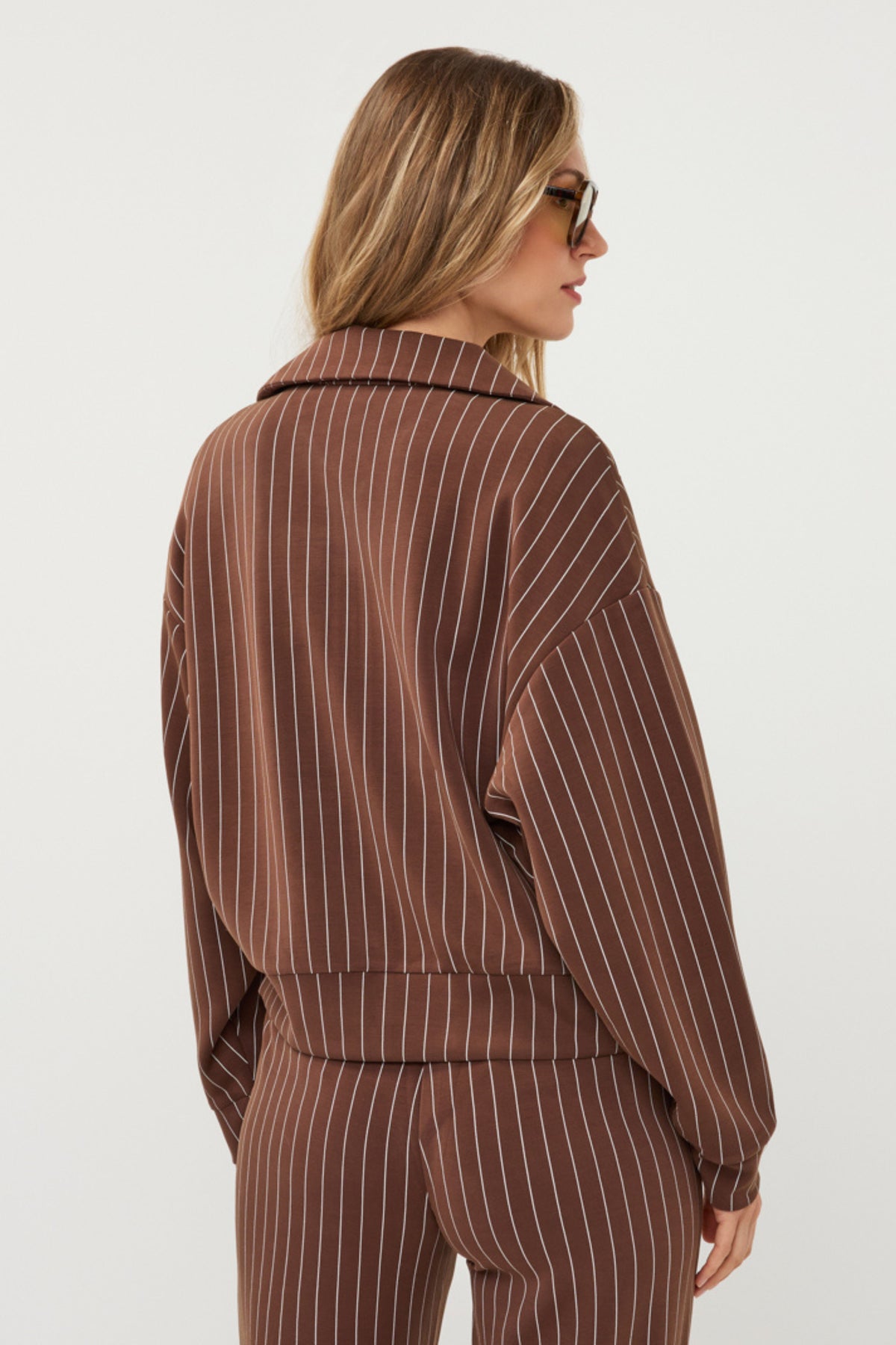 Kort modal jasje met strepen van EsQualo, koffiekleurig, licht en comfortabel, ideaal voor stijlvolle casual outfits.