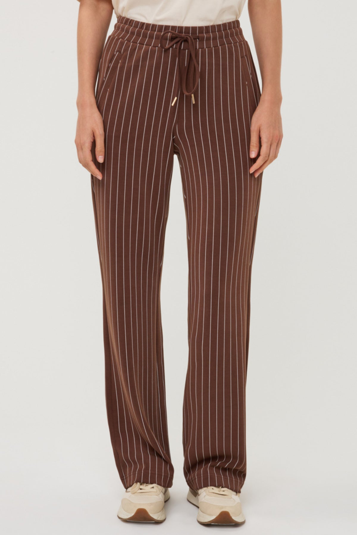 Modieuze EsQualo Modal gestreepte broek in koffiebruin met comfortabele pasvorm, maat W26.05702, zichtbaar op model.