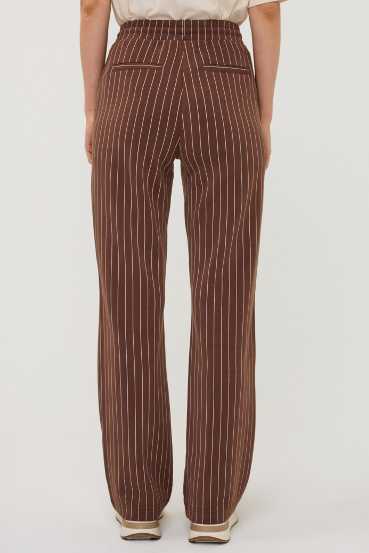 Modieuze EsQualo broek van modal met streepjespatroon in koffiekleur, taille W26.05702, zichtbaar op de afbeelding.
