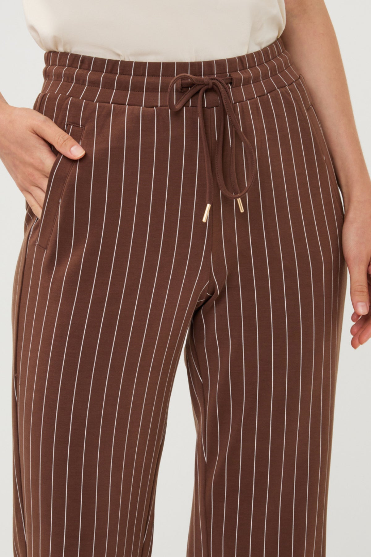 Modieuze EsQualo broek van modal met streepjespatroon in koffie kleur, maat W26.05702, getoond op een model.