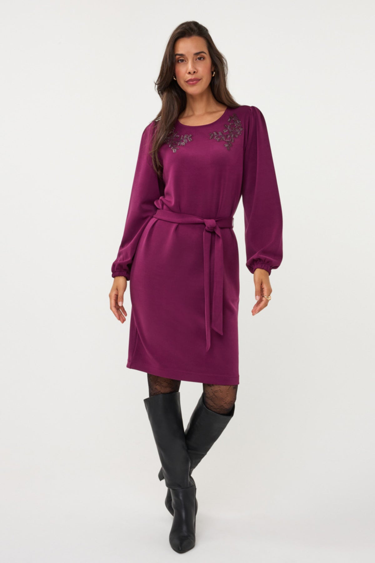 Elegante modale jurk met opvallende embellishments van EsQualo, wijdvallend ontwerp met details op de voorkant en lange mouwen.