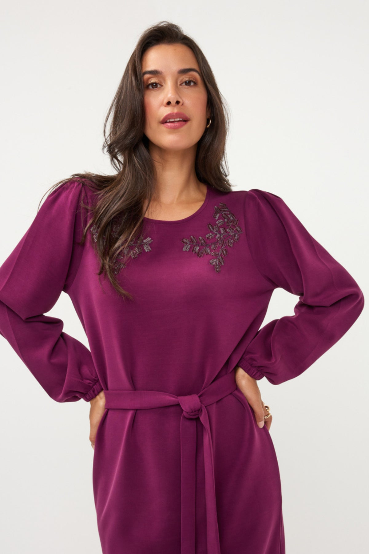 Zwart modal jurk met borduursel van EsQualo, elegante en comfortabele avondjurk met embellishments en stijlvolle details.