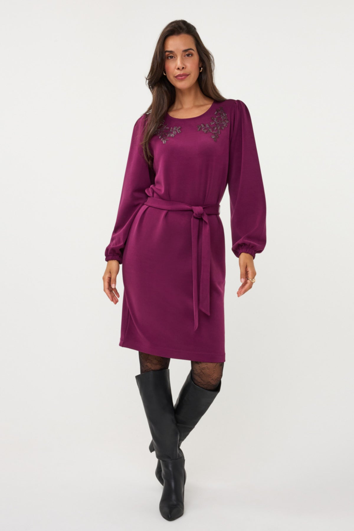 Lichte modal jurk met embellishments en wikkelstijl van EsQualo, zwart met decoratieve details, geschikt voor casual of feestelijke gelegenheden.