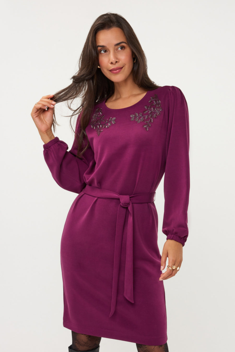 Zwarte modale jurk met embellishments en wikkelstijl van EsQualo, elegante en comfortabele damesjurk.