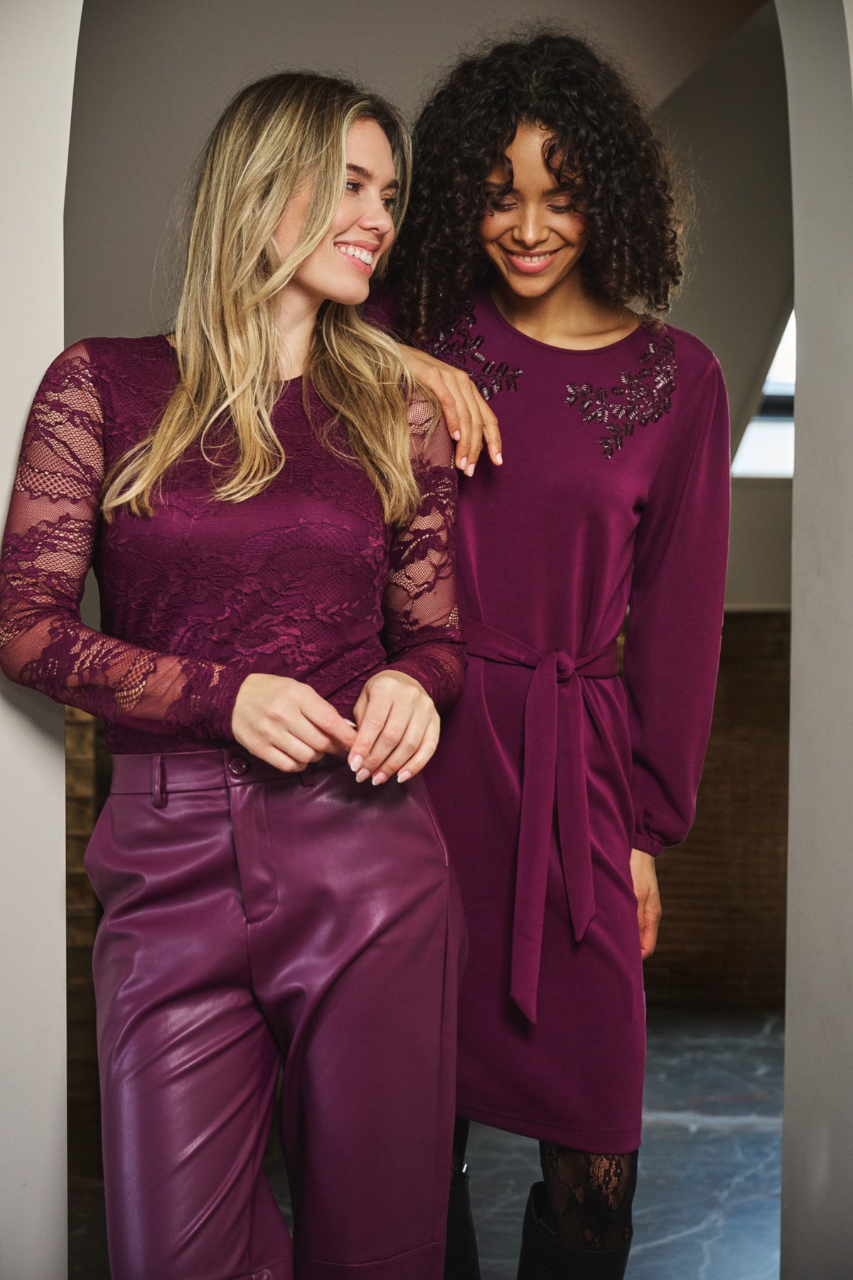 Lichte modal jurk met embellishments van EsQualo, elegant en comfortabel, zichtbaar met gedetailleerde versieringen en zachte stof.