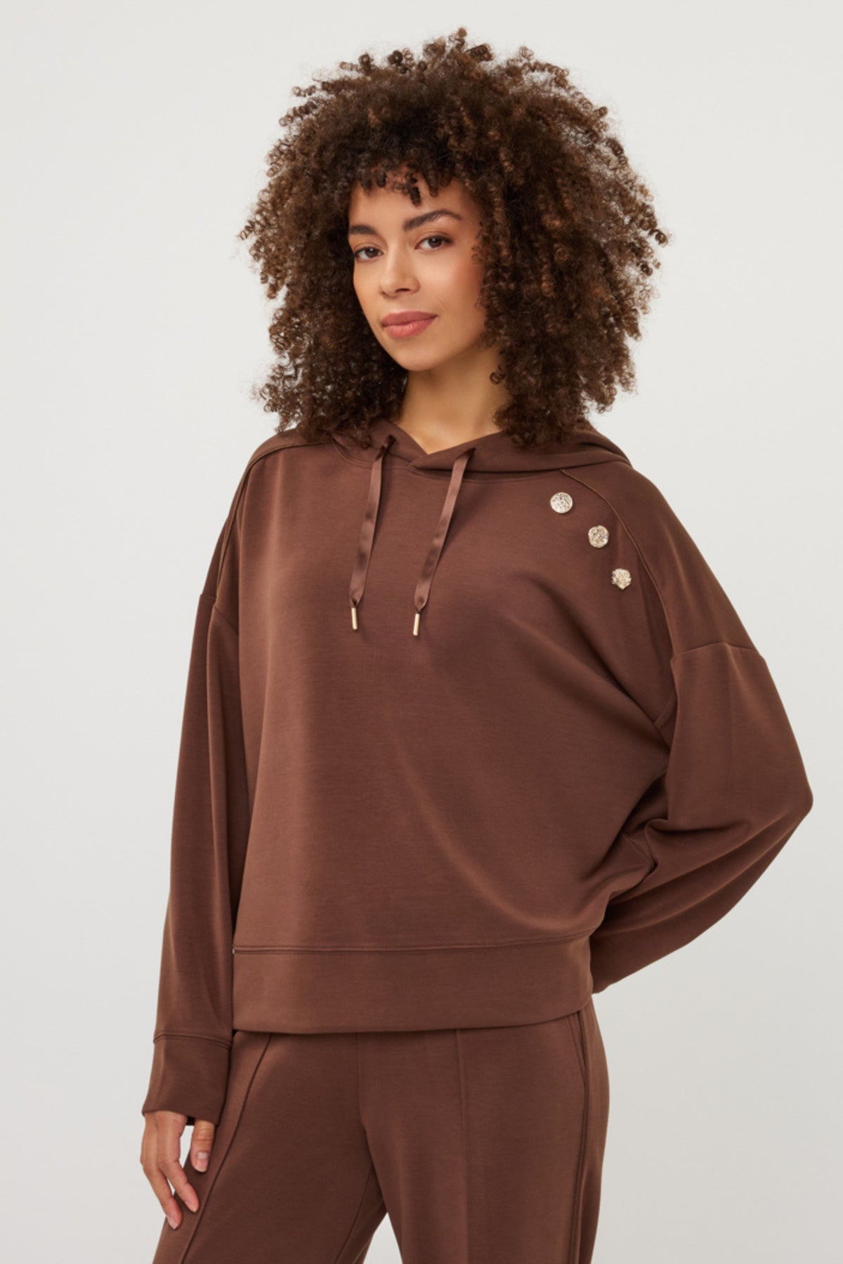 EsQualo Trui Fancy Buttons Coffee met knopen en gebreide textuur, gedragen door een model in de afbeelding.