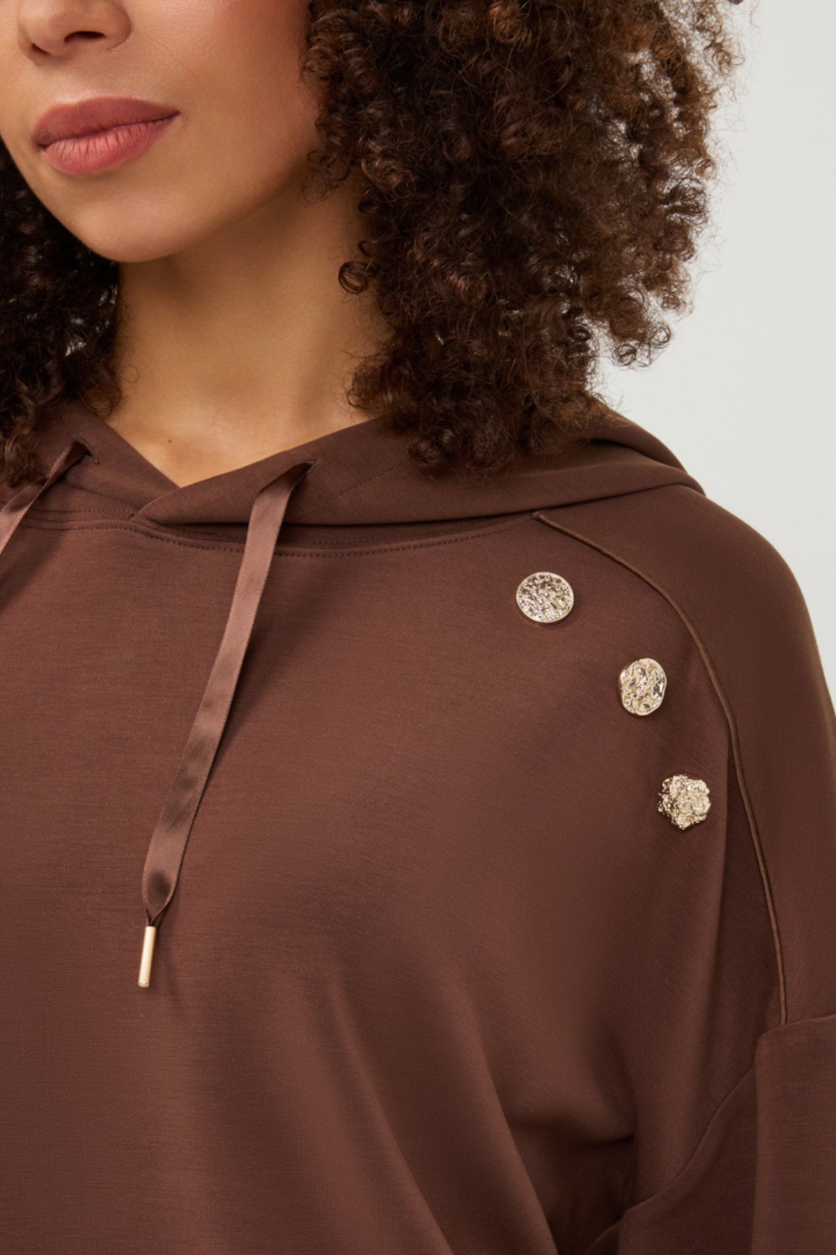 Donkerblauwe EsQualo trui Fancy Buttons Coffee met knopen en zachte stof, gedragen door een model op een witte achtergrond.