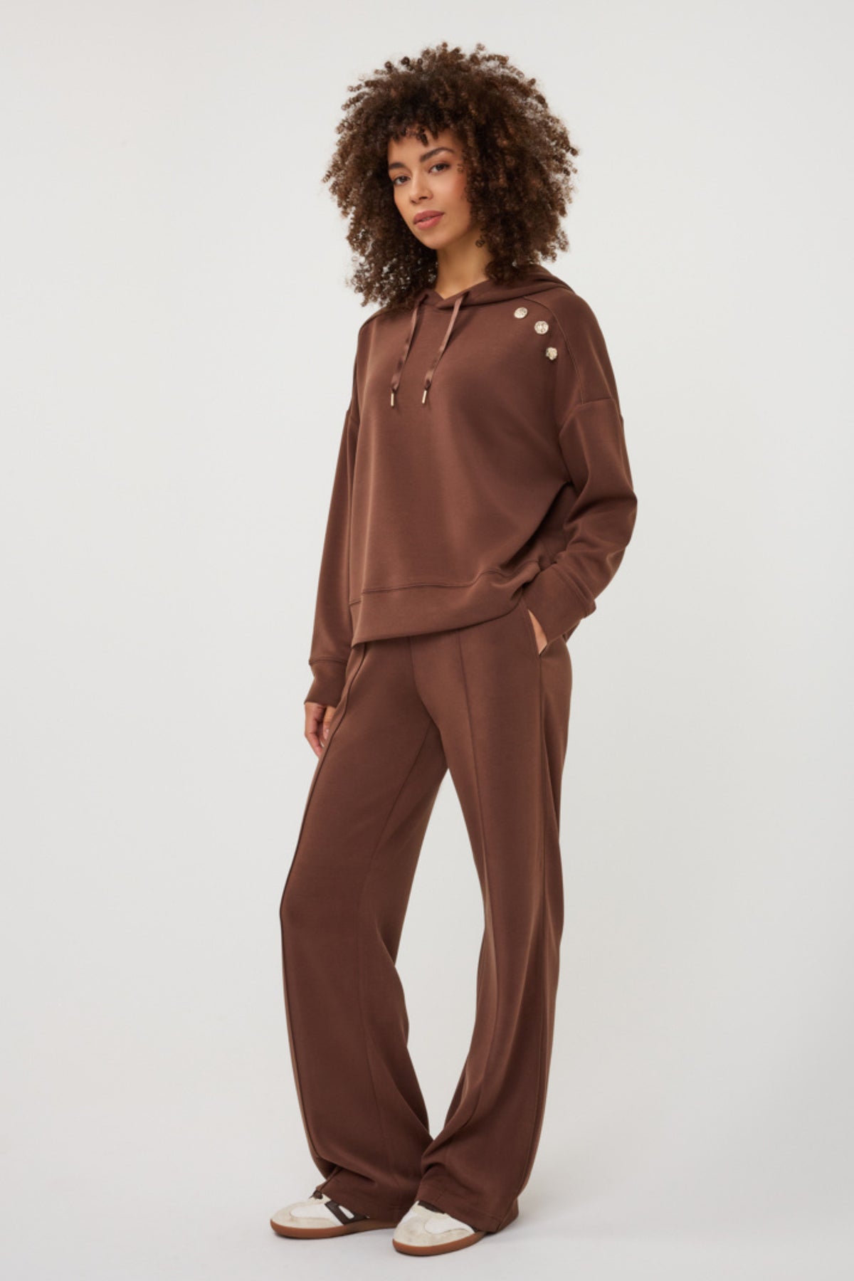 Lichte beige trui van EsQualo met opvallende knopen, casual en comfortabel, gedragen door een model.