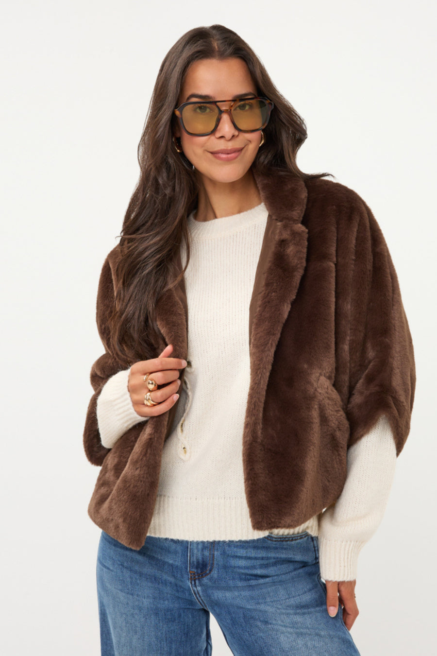 EsQualo poncho jas met nepbont, koffiebruin, stijlvolle en warme damesmantel met losse pasvorm, geschikt voor herfst en winter.