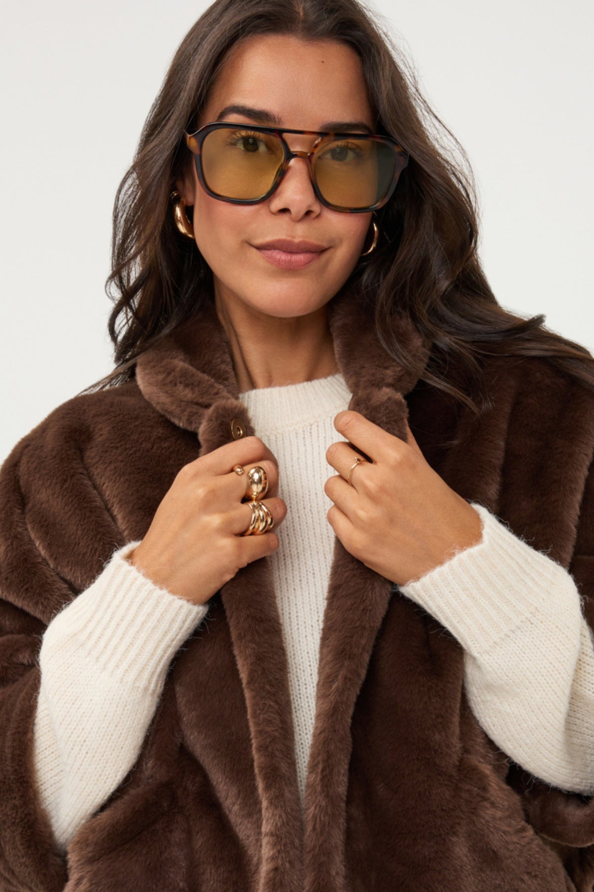 Lichte poncho jas van EsQualo met faux bont, koffiekleur, stijlvolle en warme damesmantel op een model gedragen.
