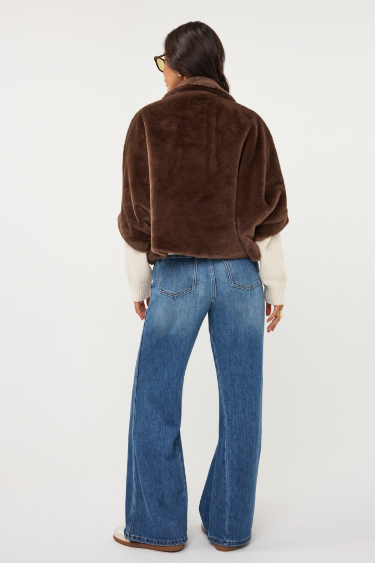 Donkere poncho jas van EsQualo met nepbersen, comfortabel en stijlvol voor herfst en winter.